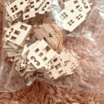 50PCS 30mm Wooden House Shaped Embellishments Hanging Ornaments Unfinished Wood Cutouts Ornaments for Christmas Crafts Decor