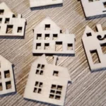 50PCS 30mm Wooden House Shaped Embellishments Hanging Ornaments Unfinished Wood Cutouts Ornaments for Christmas Crafts Decor